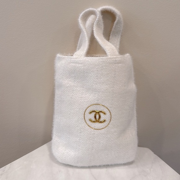 🔥CHANEL White and Gold Beauty Bag🔥 - Picture 2 of 6